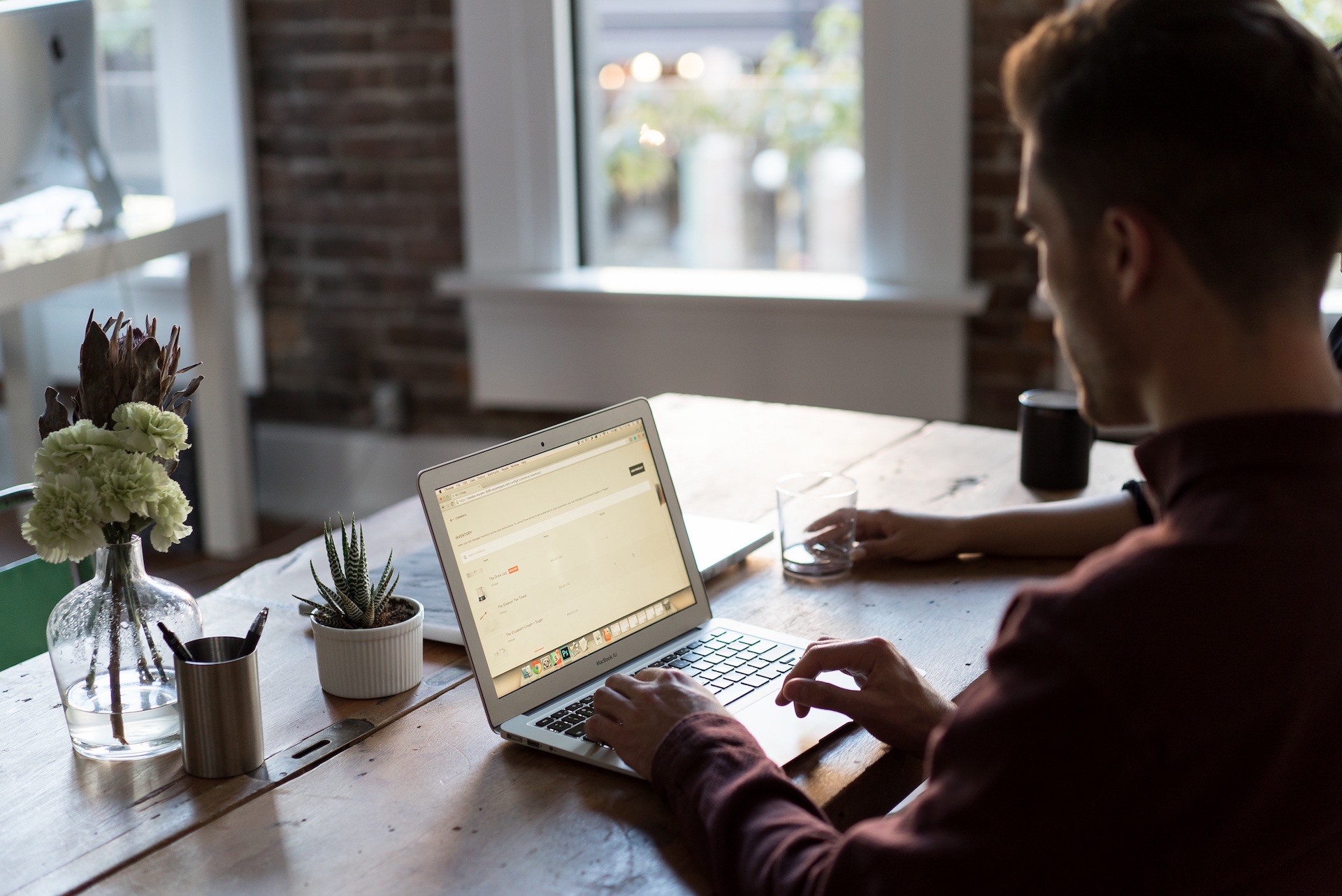 Arbeitsplatz mit Laptop und Notizen, Sinnbild für Planung und Umsetzung